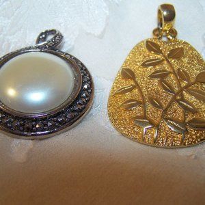 Vintage Pendants Charms Lisner Faux Pearl Flower 3